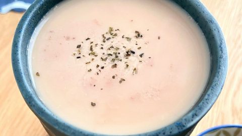 Taza de té hojicha con leche