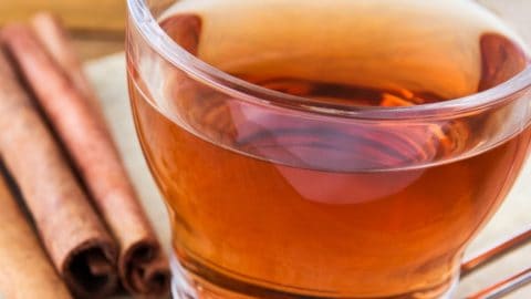 Taza con infusión rojiza de canela