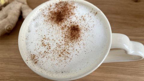 Taza de leche al jengibre