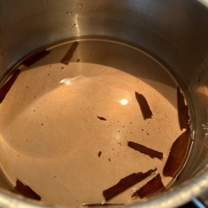 Cacerola con canela hervida en agua