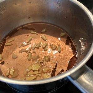 Agua hervida con canela y jengibre