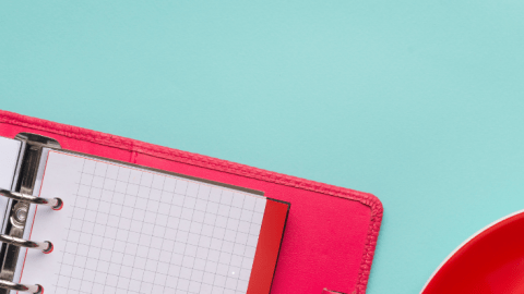 Agenda al lado de taza de café