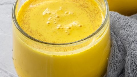 Taza con leche dorada