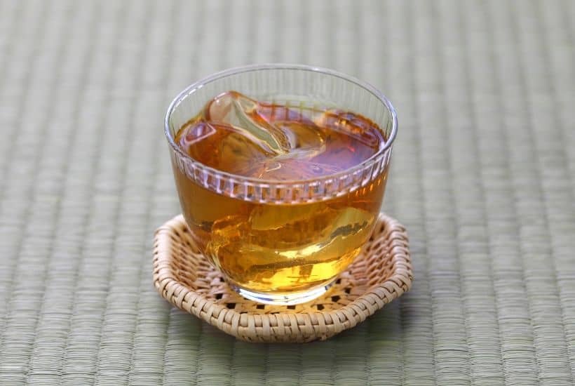 Vaso con mugicha frío sobre tatami japonés