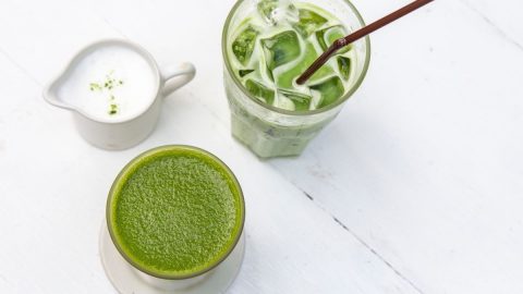 Matcha latte frío y caliente